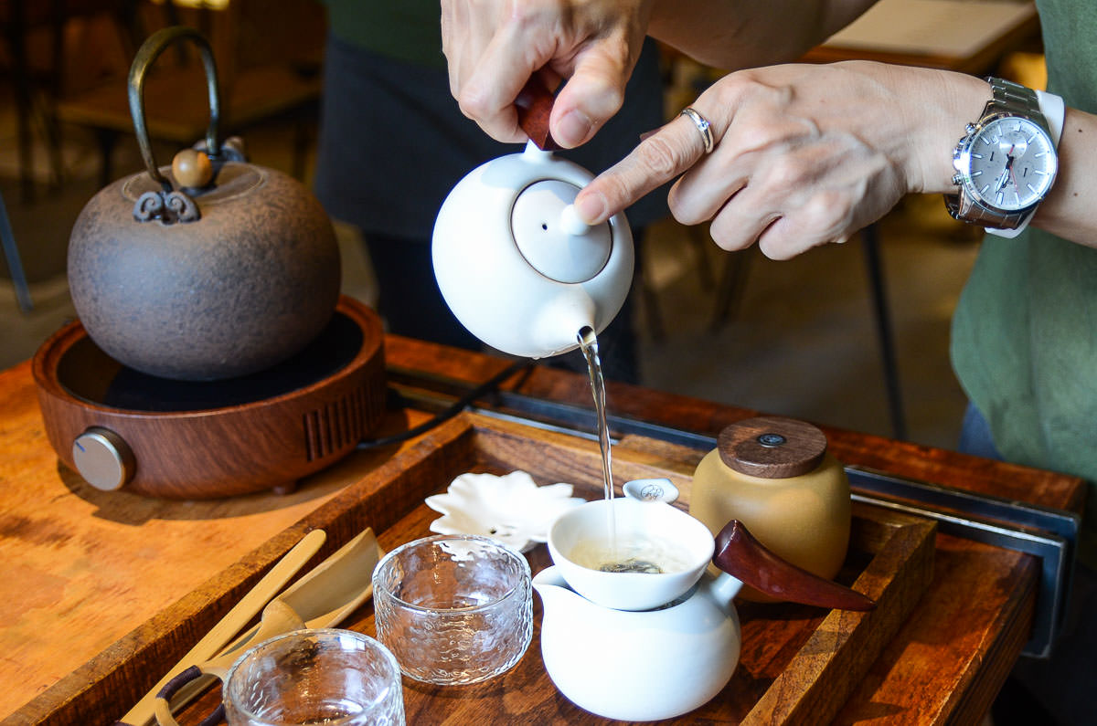 新北美食|喝茶天TEADAY 台灣最美茶餐廳就在鶯歌老街上（老店宜龍茶器創新餐飲品牌）