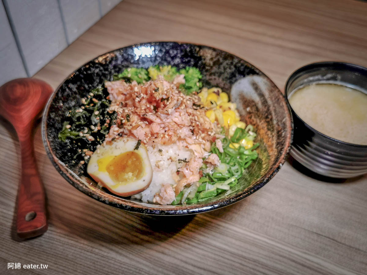 日式鮭魚茶泡飯有豐富配料
