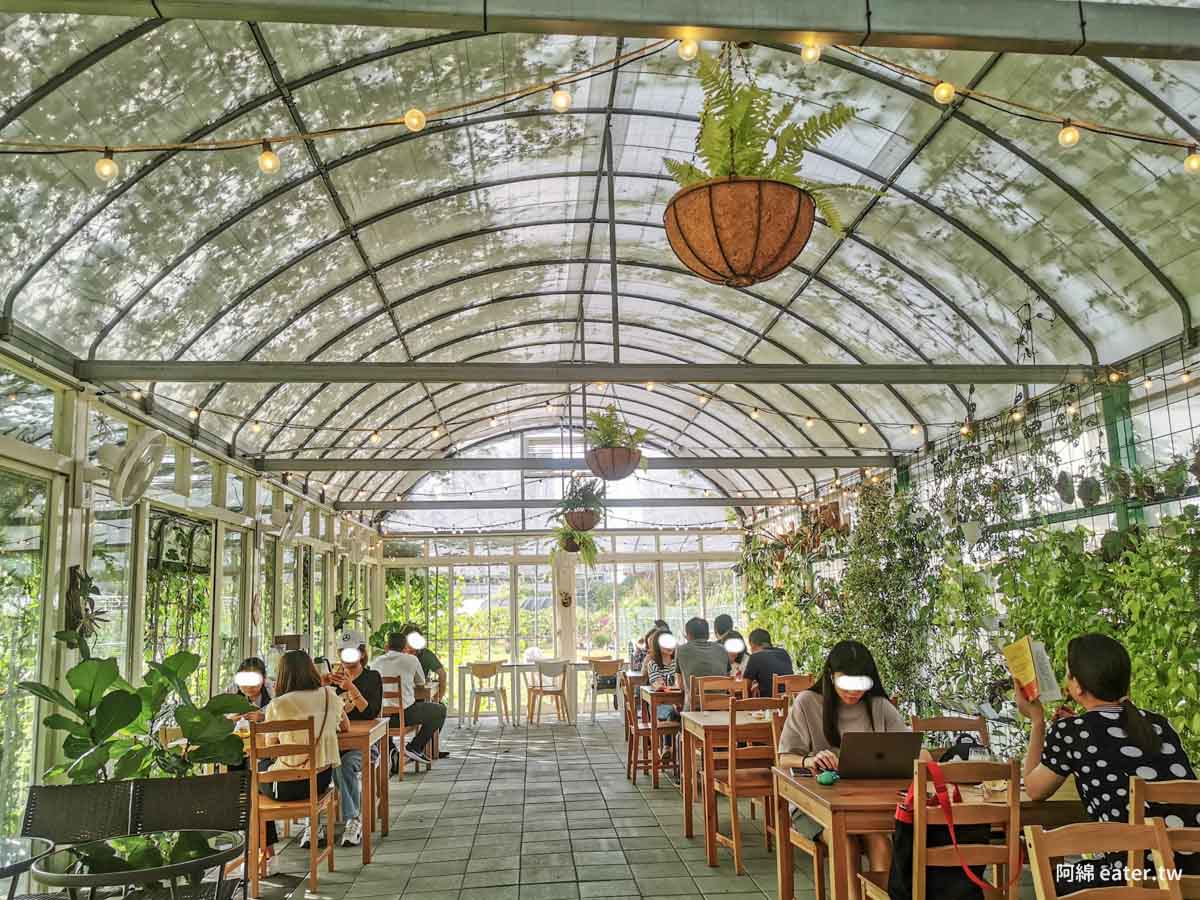 桃園美食|朝顏屋3.2K-城市裡的溫室園藝咖啡廳竟然這麼美？！附菜單價錢、停車交通2022